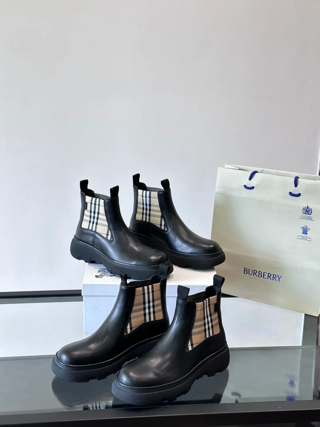 [Burberry] Top P: 920💰 Size: 39-44 (45. Customized) Burberry Matrix shoes👟Burberry autumn and winter men's high-top Chelsea boots, made with heavy industry! The upper is made of imported cowhide, with a slip-on design, classic plaid elastic straps, fine leather, and full of details. It is equipped with a classic and durable rubber thick sole, which increases the length of the legs. The cowhide lining is comfortable and breathable. It is easy to wear and fashionable, business and leisure, full of exquisite Italian style, and has a great look!